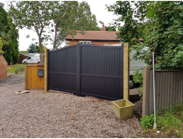 DOUBLE DRIVEWAY GATE CURVED TOP 3000 x 2000mm VERTICAL INFILL BLACK RMG004DG-06