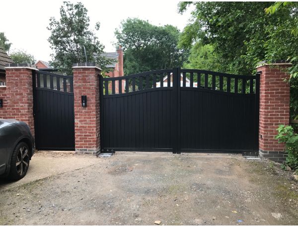 DOUBLE DRIVEWAY GATE CURVED TOP 4000 x 1600mm VERTICAL MIXED INFILL BLACK RMG005DG-63