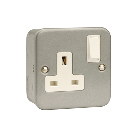CLICK CL035 1-GANG SWITCHED SOCKET METAL CLAD 13a