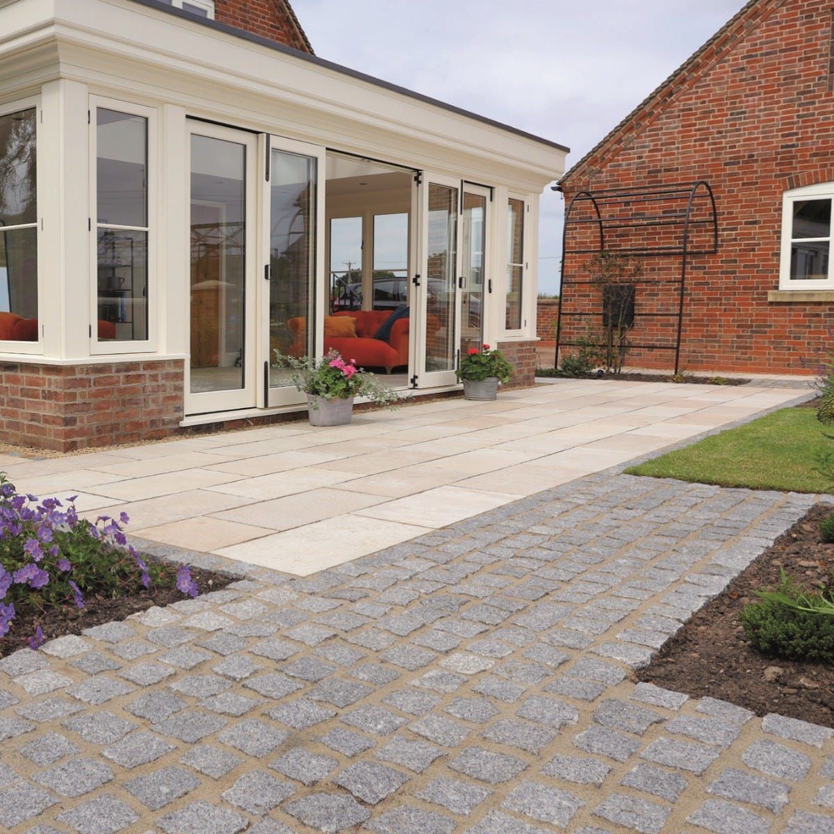 BRADSTONE GRANITE SETTS 100 x 100 x 50mm SILVER GREY 16679