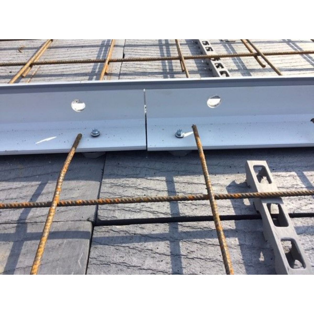 KFORM K85 2.4m LENGTH CONCRETE FORMER INCLUDES 1 TOP STRIP & 1 DOMINO CLIP