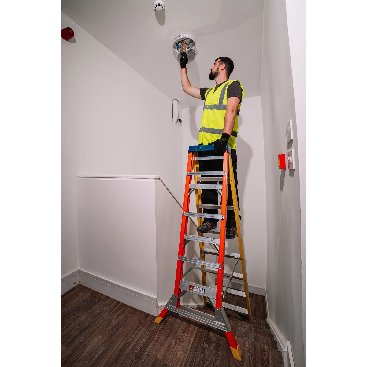 WERNER ADJUSTASTEP FIBREGLASS STEPLADDER 8 TREAD 75075
