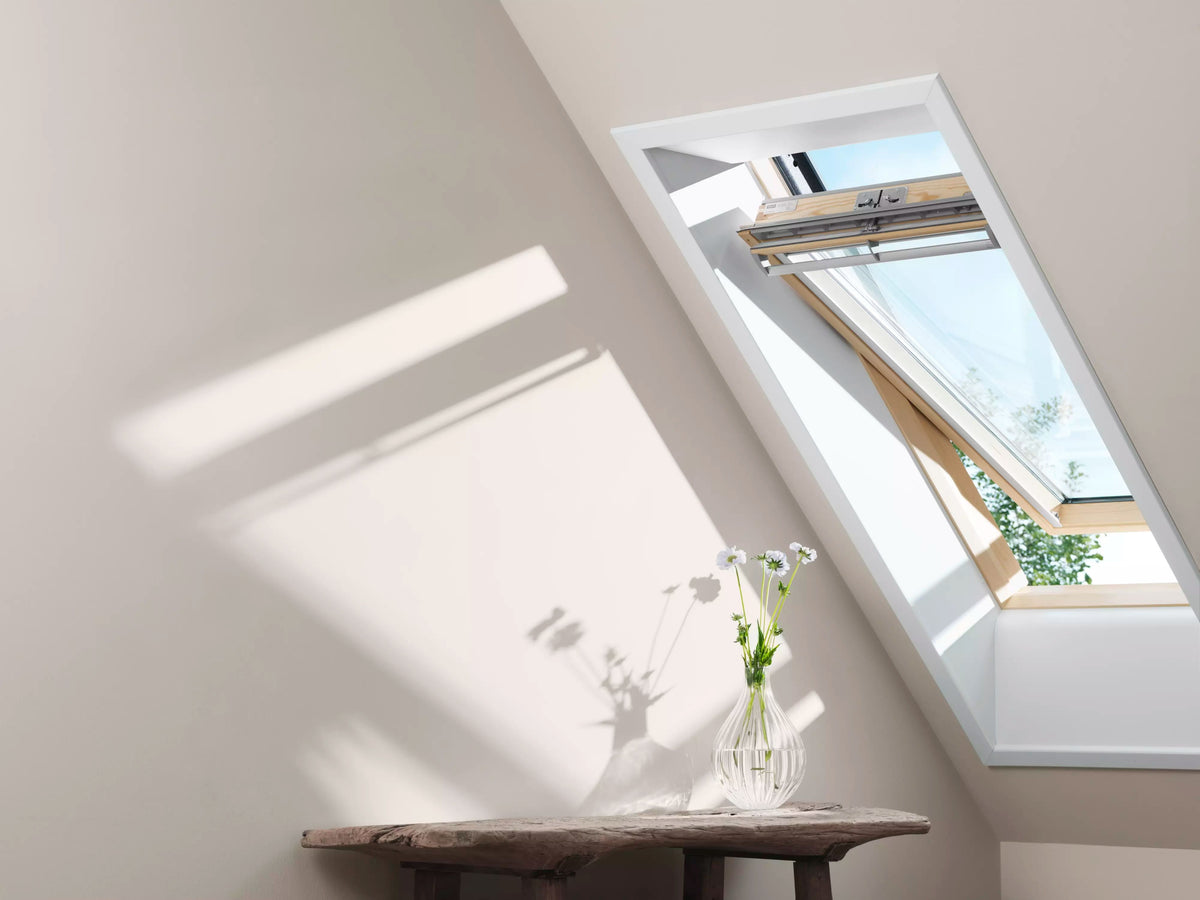 Velux GGL CK02 3070 Centre Pivot Roof Window 70-Pane 55 x 78cm Lacquered Pine