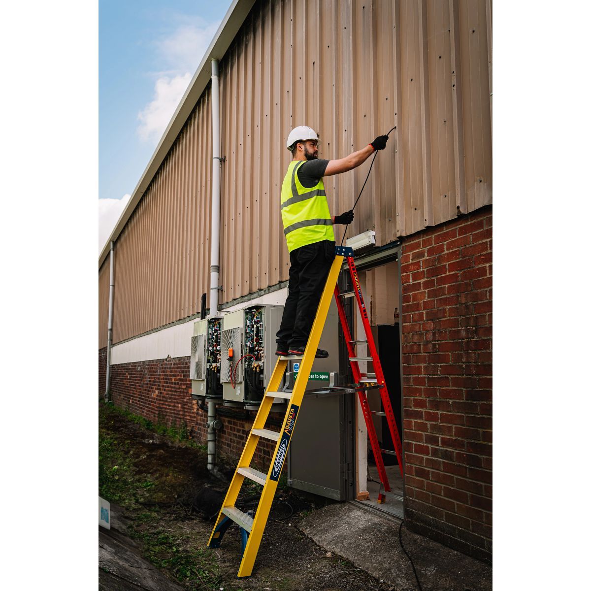 WERNER ADJUSTASTEP FIBREGLASS STEPLADDER 8 TREAD 75075
