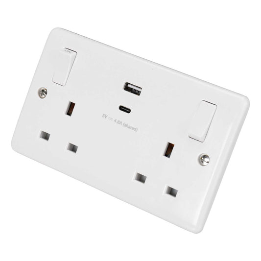 Knightsbridge 13A 2 Gang Switched Socket with Dual USB Outlets and Outboard Rockers White